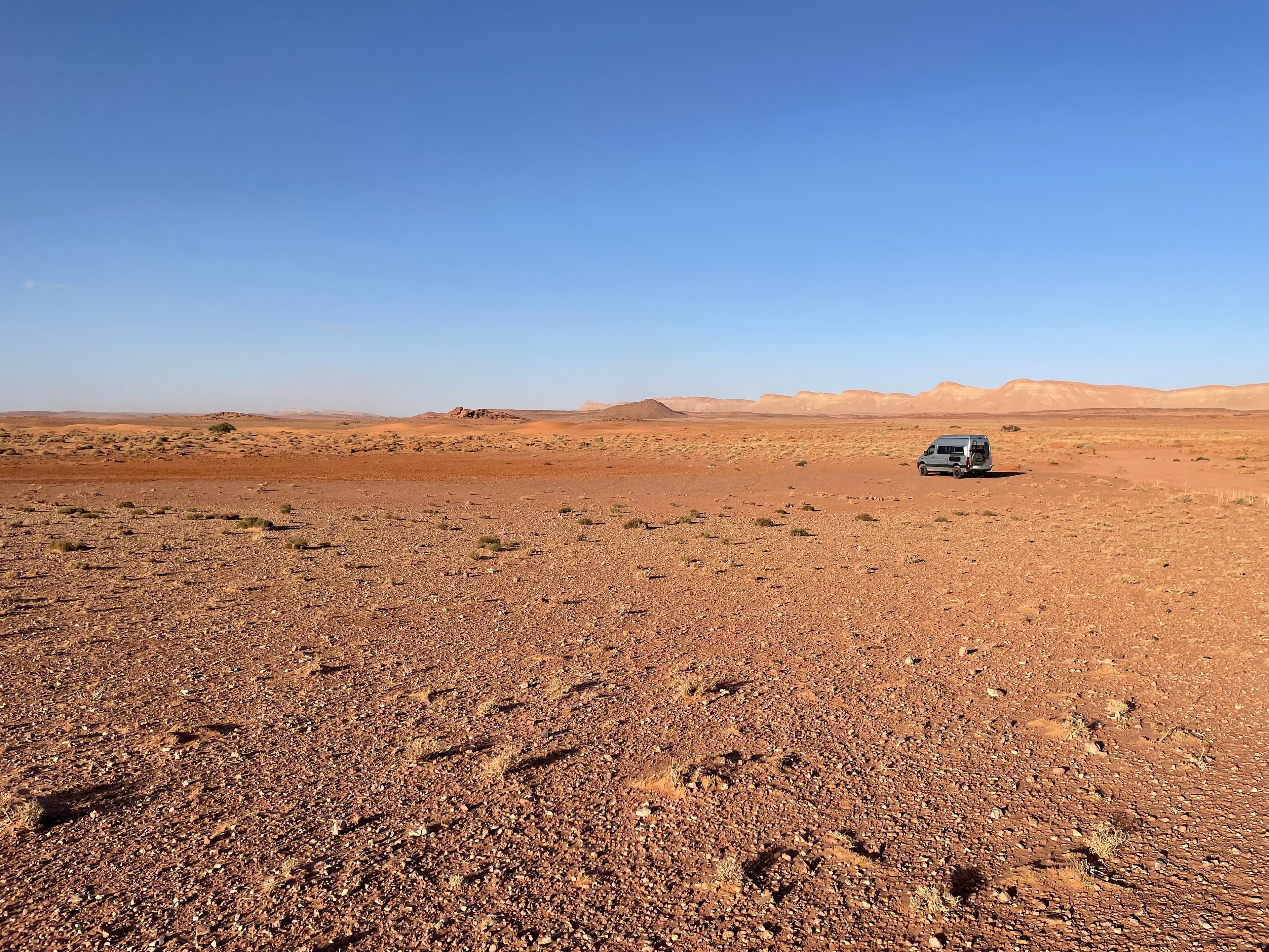 Van dans le désert marocain